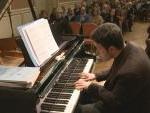 il pianista Marco Grilli impegnato nell'esecuzione dello Studio n.4 "Budapest" del maestro Francesco Marino